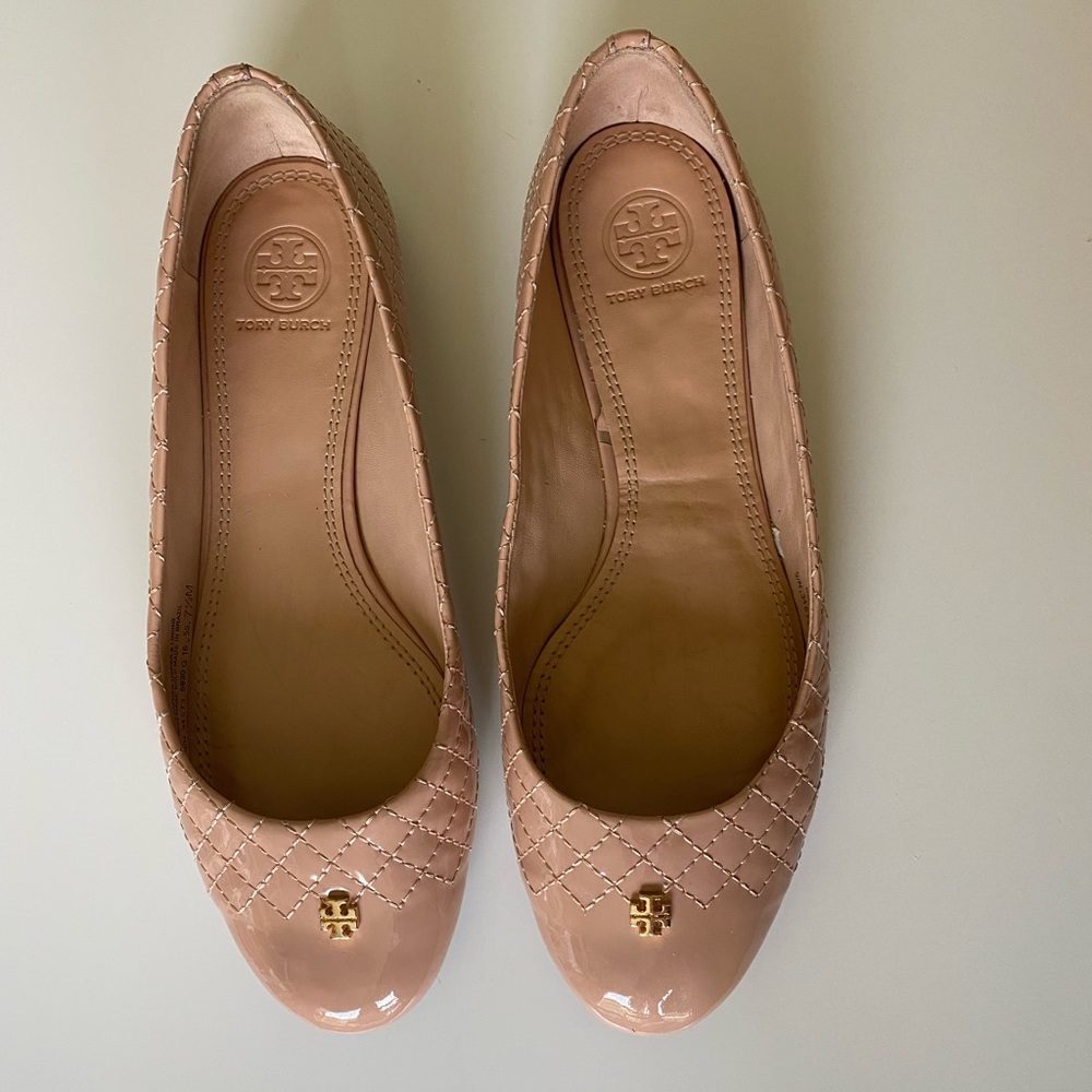 Good condition Tory Burch Kent Quilted Ballet Flat in Nude Patent 7.5